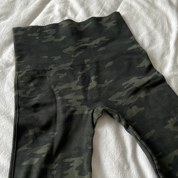 SPANX Booty Boost 7/8 Leggings CAMO - Picture 6 of 7